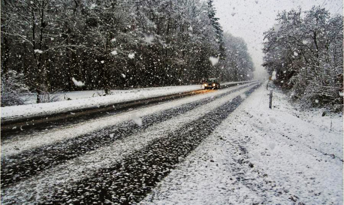 A winter wonderland begs cautious driving. (Photo: Ian Harwood)